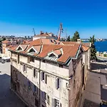 Apartment In Near Center Waterfront