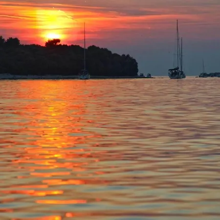 In Near Center Waterfront Апартаменты Пула