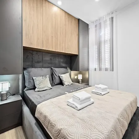 In Near Center Waterfront Apartment *