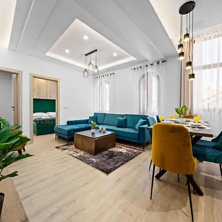 In Near Center Waterfront Apartment
