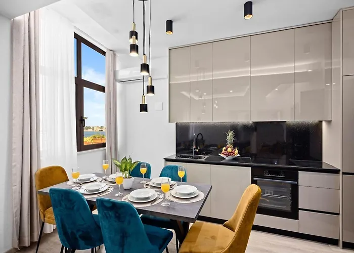 In Near Center Waterfront Apartment