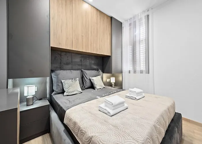In Near Center Waterfront Apartment *