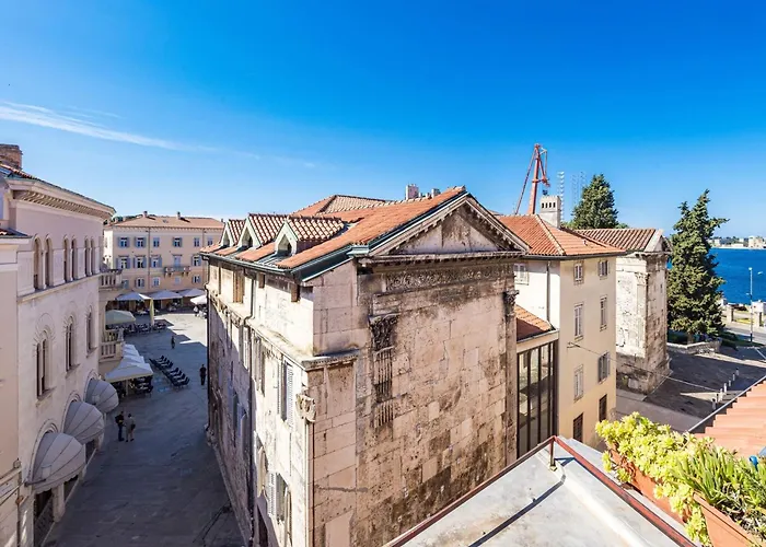 In Near Center Waterfront Apartment Pula