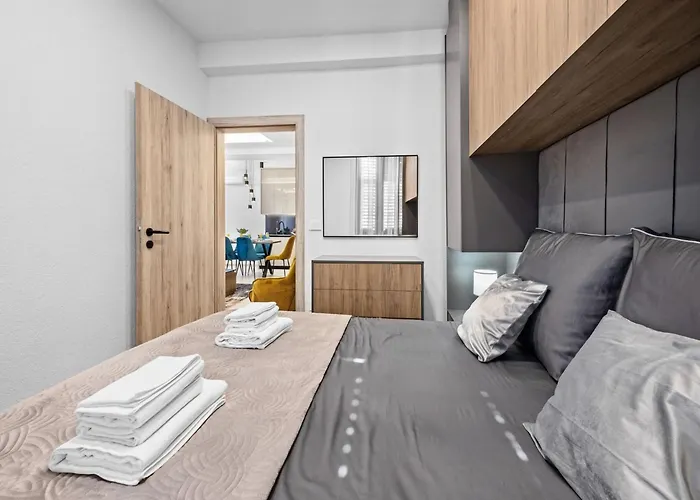 In Near Center Waterfront Apartment Pula