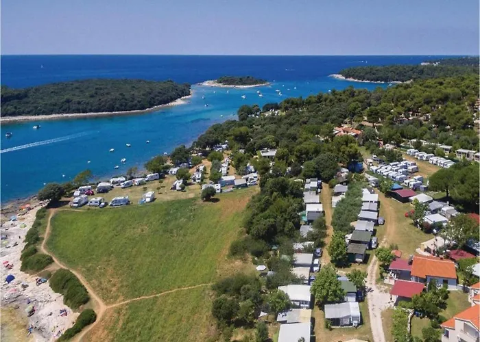 Apartment In Near Center Waterfront *